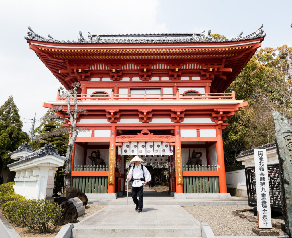 Сикоку-хэнро: паломник у входа в храм №2, Гокуракудзи
