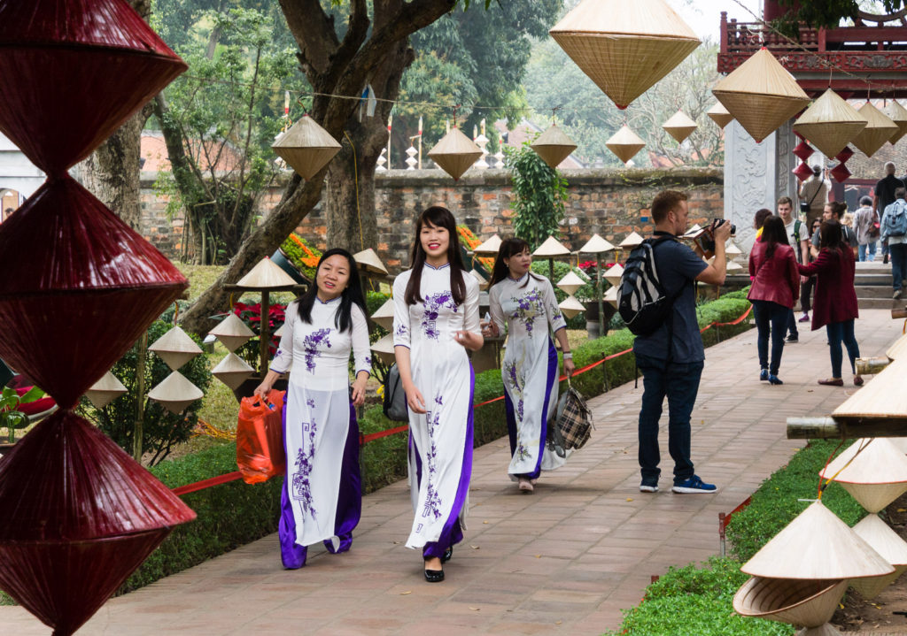 Вьетнамские женщины в национальных костюмах в Храме Литературы - Ханой, Вьетнам