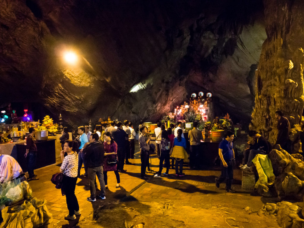 Ароматная пагода (Вьетнам), внутри пещеры