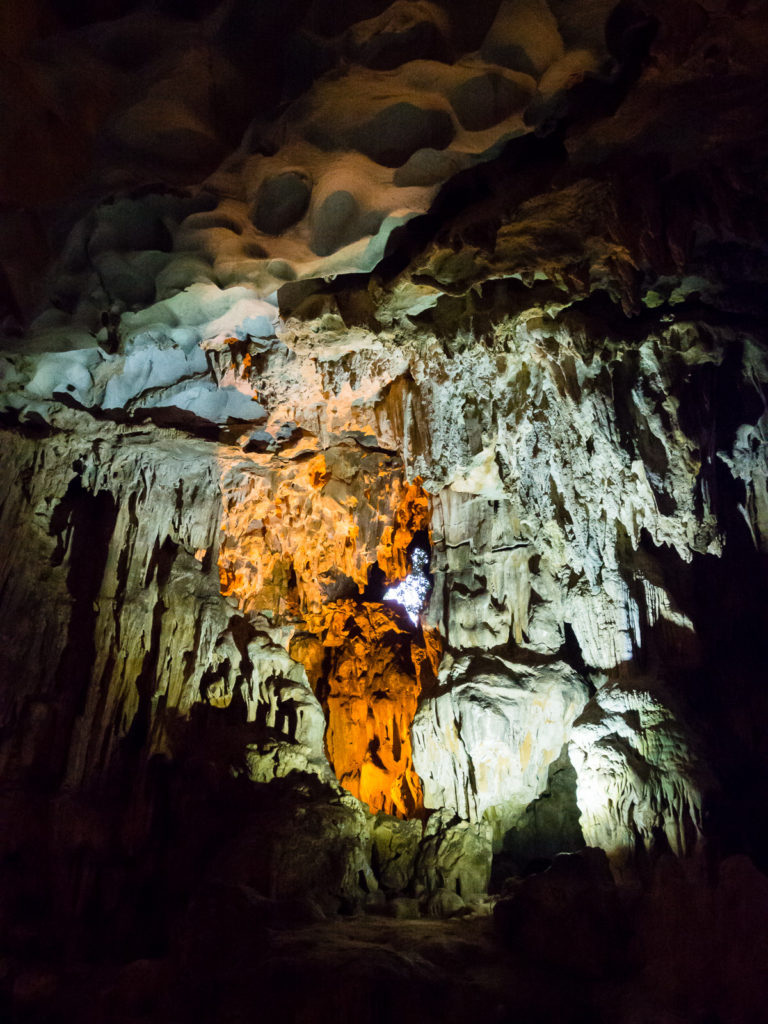 Пещера Sung Sot в бухте Халонг, Вьетнам