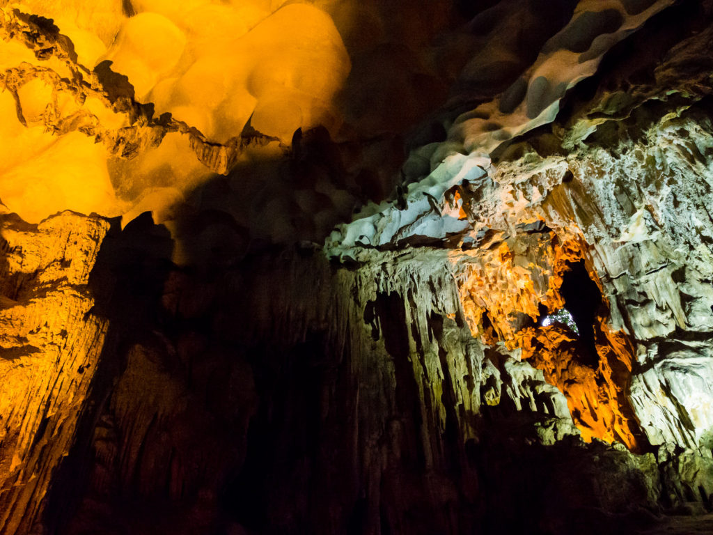 Пещера Sung Sot в бухте Халонг, Вьетнам