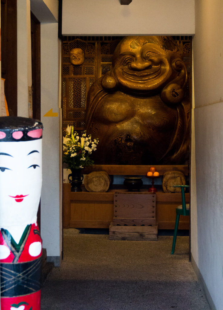 Хотэй, один из семи богов удачи (квартал старых домов в Кураёси - префектура Тоттори, Япония)
