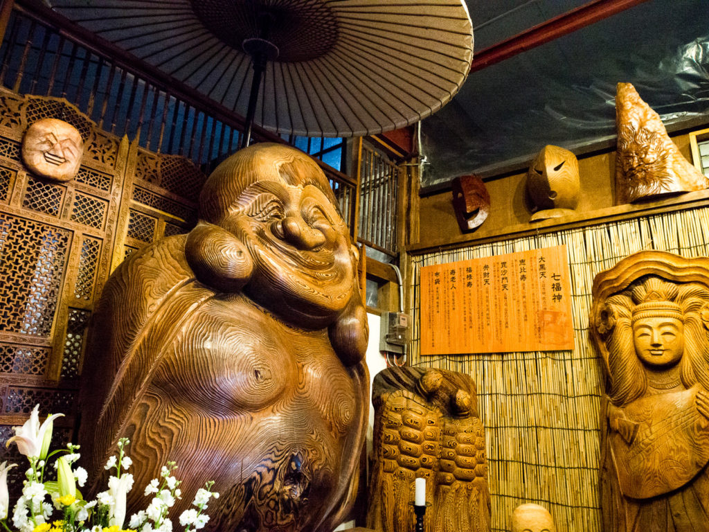 Хотэй, один из семи богов удачи (квартал старых домов в Кураёси - префектура Тоттори, Япония)
