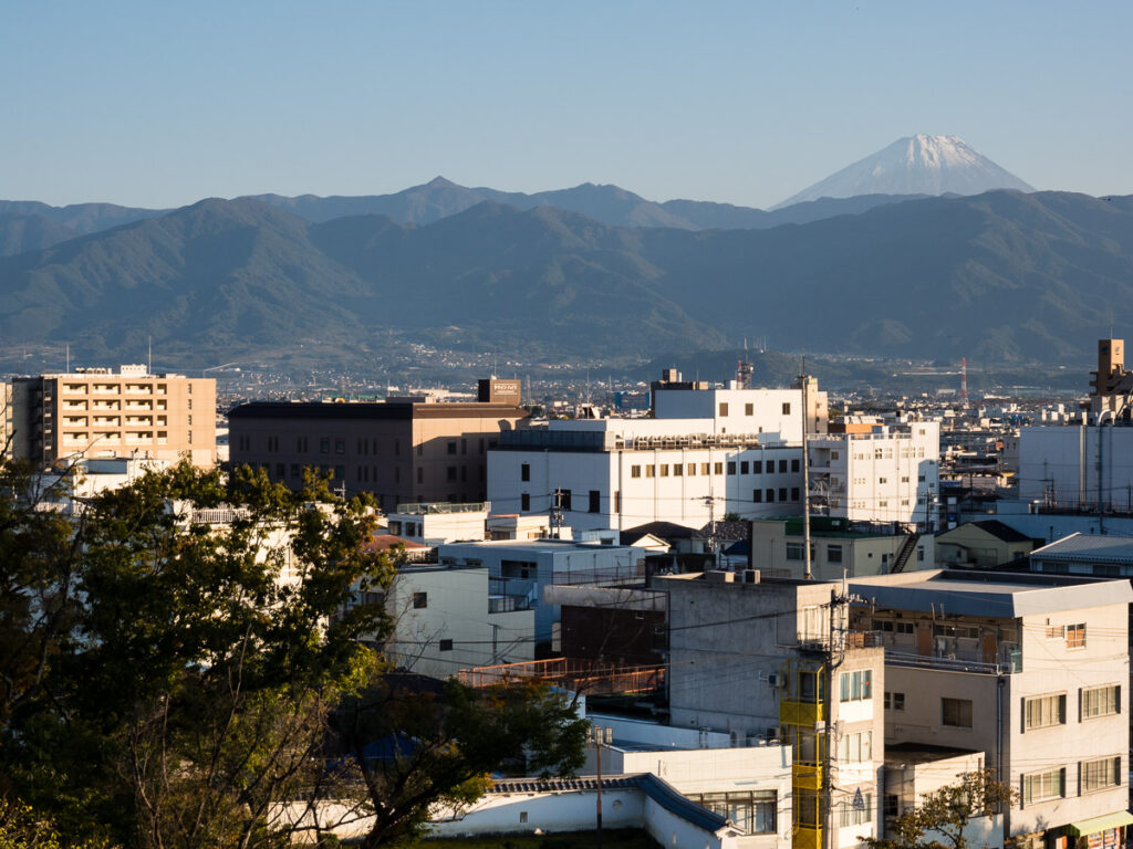 Гора Фудзи и город Кофу, вид из замка Кофу - префектура Яманаси, Япония.