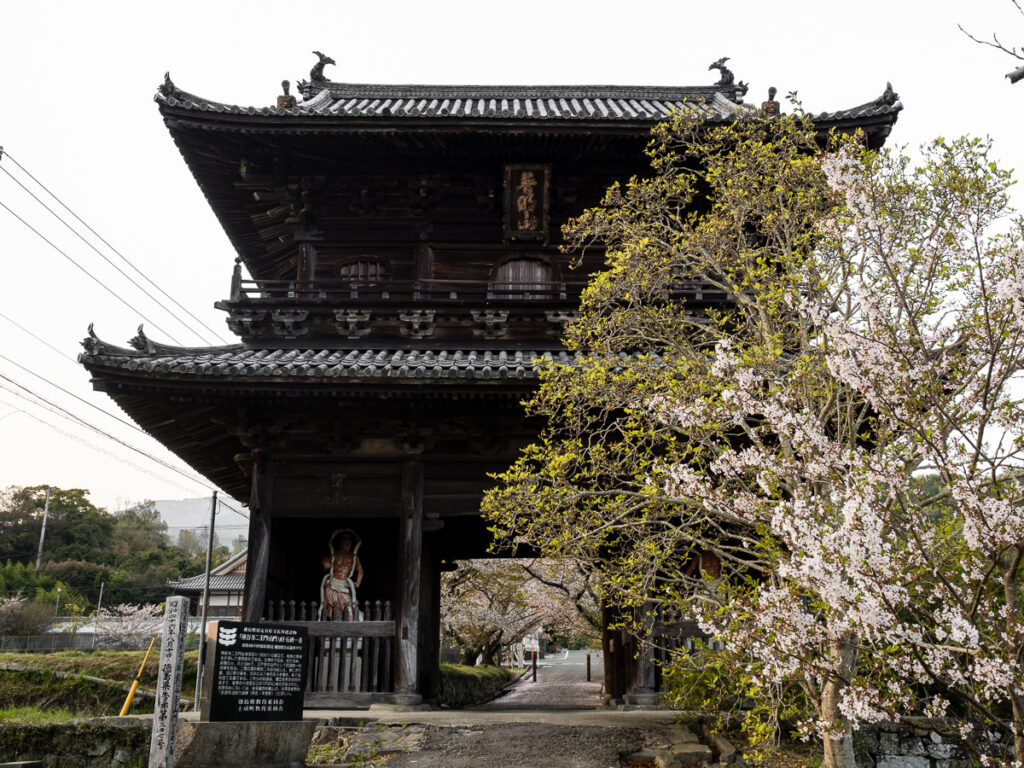 Ворота храма Кумаданидзи (храм номер 8 паломничества Сикоку-хэнро)