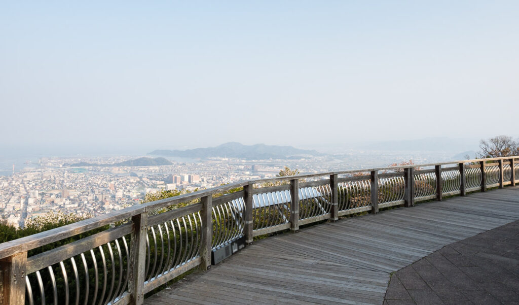 Смотровая площадка с видами на город Токусима на вершине горы Бидзан