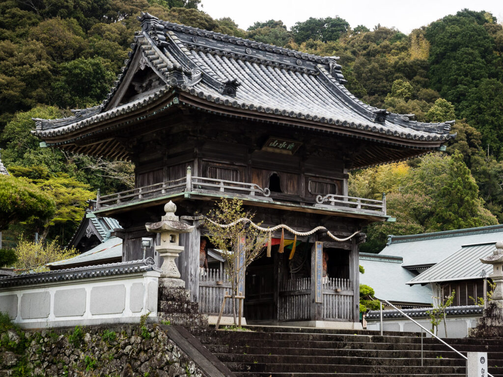 Вход в Бёдодзи, храм 22 паломничества Сикоку-хэнро - префектура Токусима, Япония.