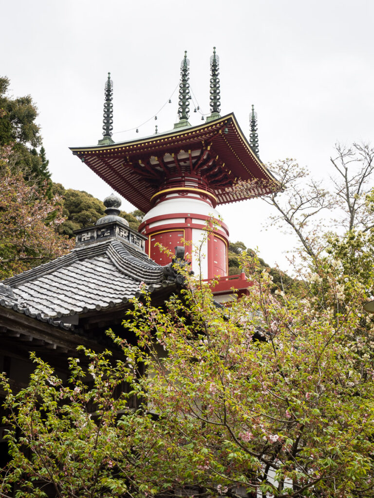 Пагода Якуодзи, храма номер 23 паломничества Сикоку-хэнро - префектура Токусима, Япония.
