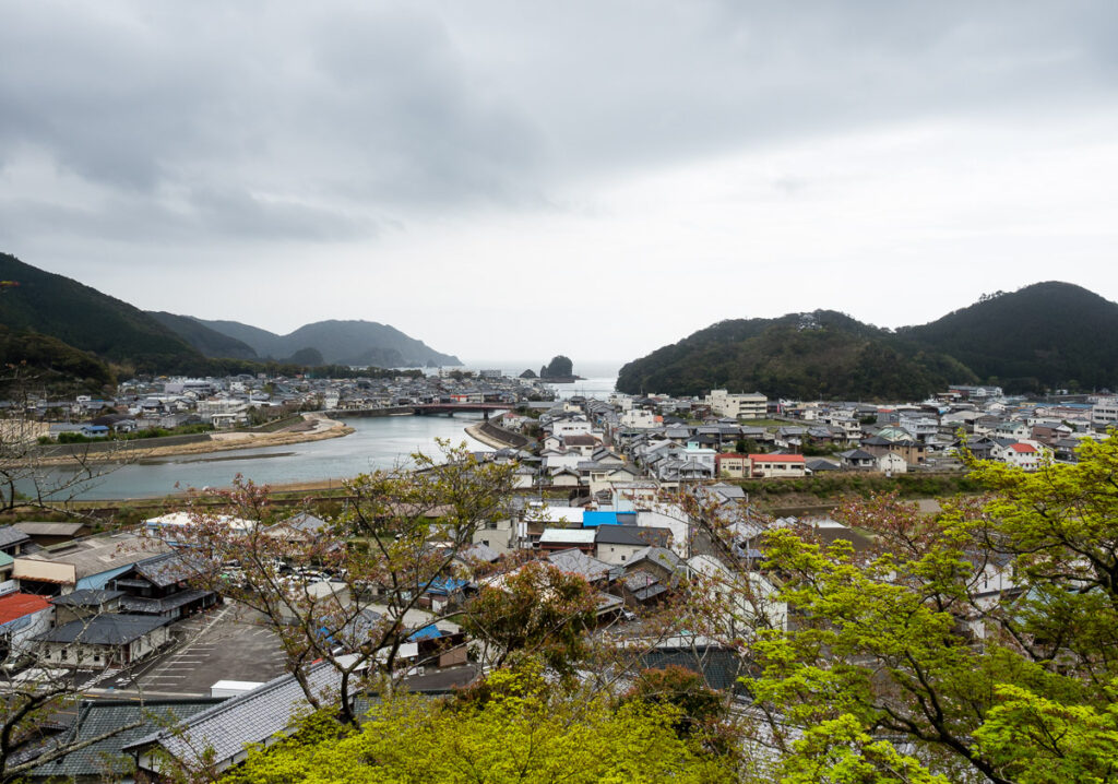 Вид на город Хиваса со смотровой площадки Якуодзи (храм 23 паломничества Сикоку-хэнро), префектура Токусима, Япония