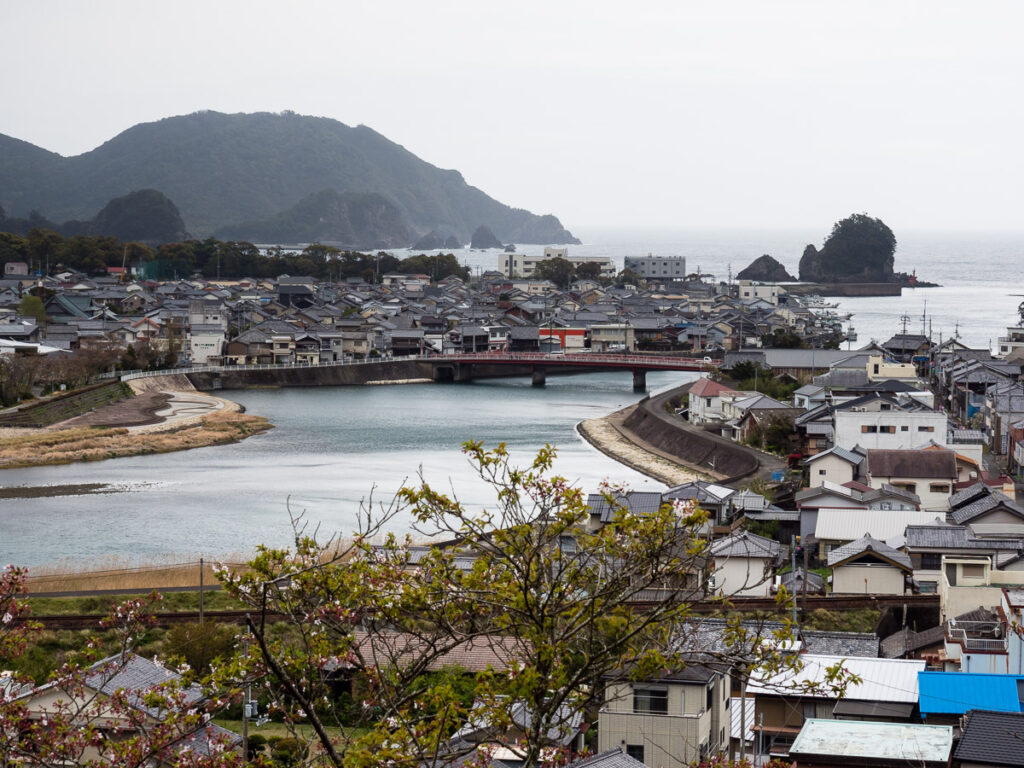 Вид на город Хиваса со смотровой площадки Якуодзи (храм 23 паломничества Сикоку-хэнро), префектура Токусима, Япония