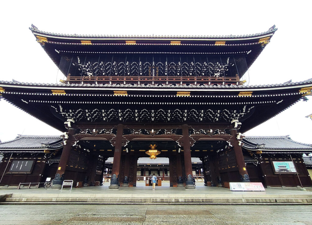 Главные ворота храма Хигаси Хонгандзи, Киото, Япония