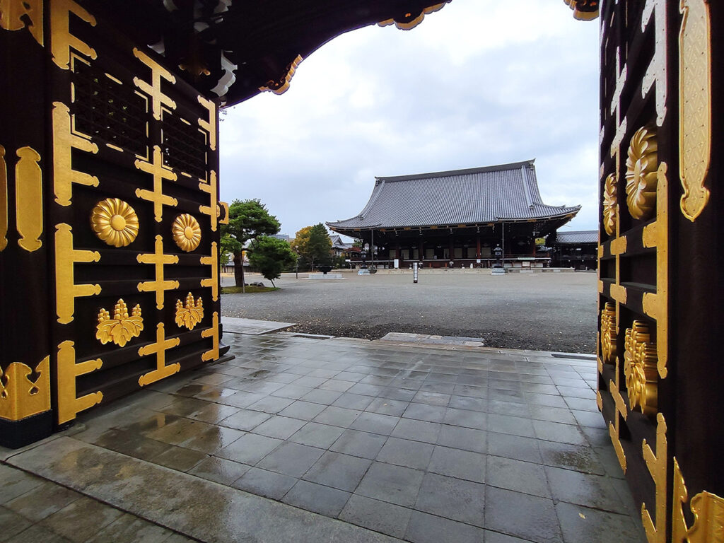 В храме Хигаси Хонгандзи, Киото, Япония
