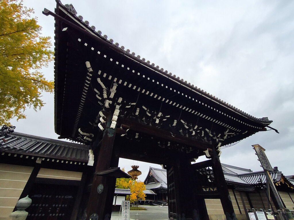 Ворота Гоэйдомон храма Ниси Хонгандзи, Киото, Япония