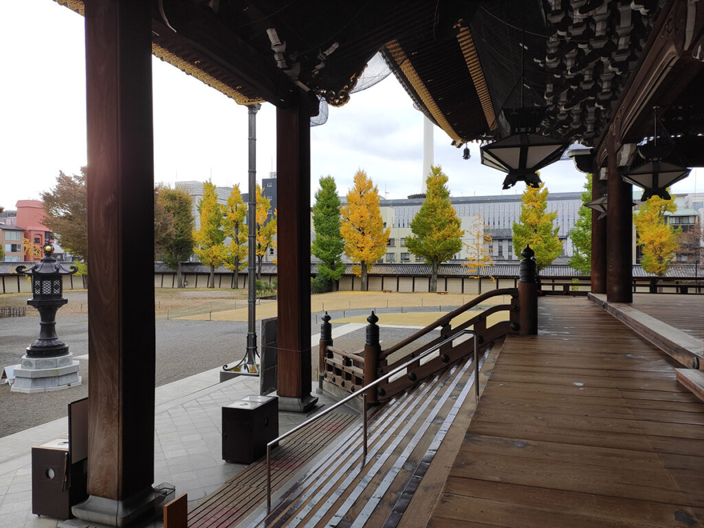 Осень в храме Хигаси Хонгандзи, Киото, Япония