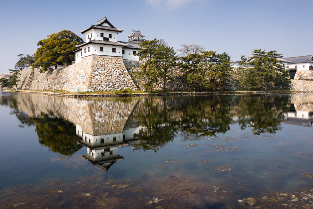 Замок Имабари в префектуре Эхимэ, Япония.