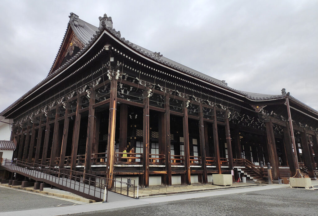 Зал Гоэйдо храма Ниси Хонгандзи, национальное сокровище Японии.
