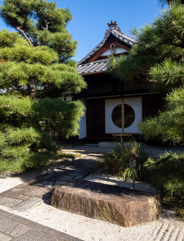 Храм Комёин в Киото, один из дочерних храмов Тофукудзи.