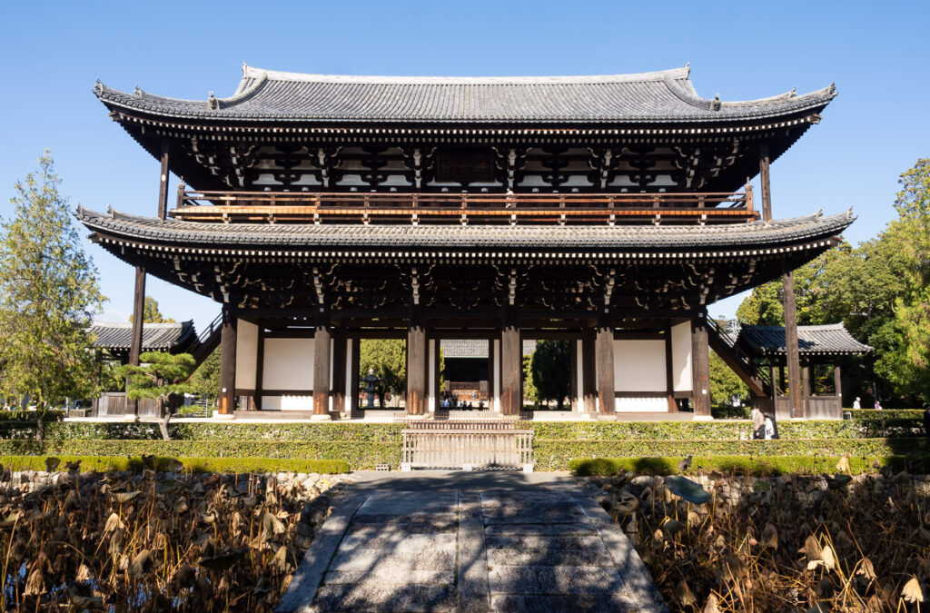 Ворота санмон в храме Тофукудзи, самые старые ворота подобного типа в Японии. 