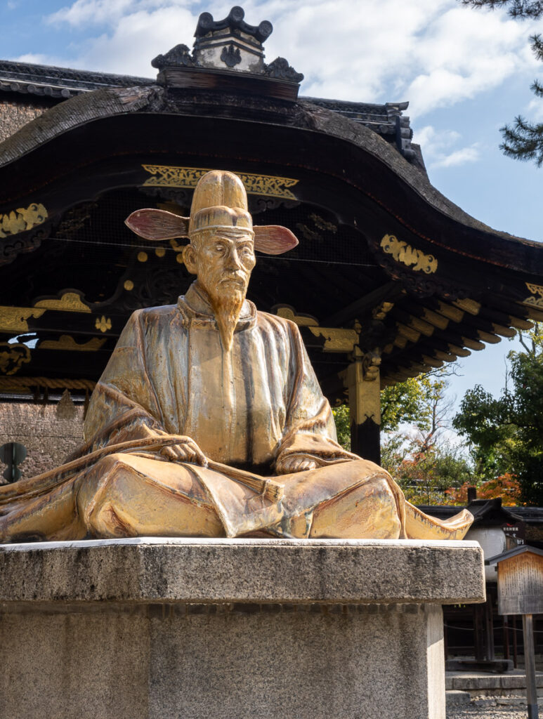 Статуя Тоётоми Хидэёси в святилище Тоёкуни - Киото, Япония.