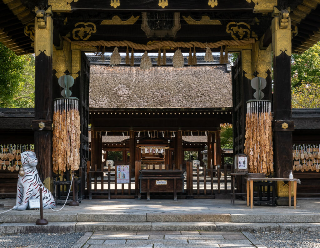 Ворота карамон на территории святилища Тоёкуни - Киото, Япония