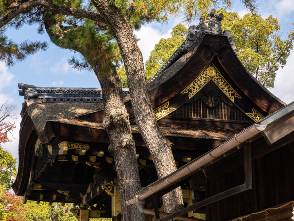 Ворота карамон на территории святилища Тоёкуни - Киото, Япония